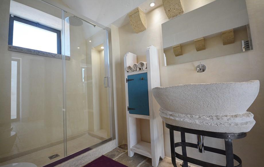 Salle de bain partagée pour chambre double B & chambre a coucher C